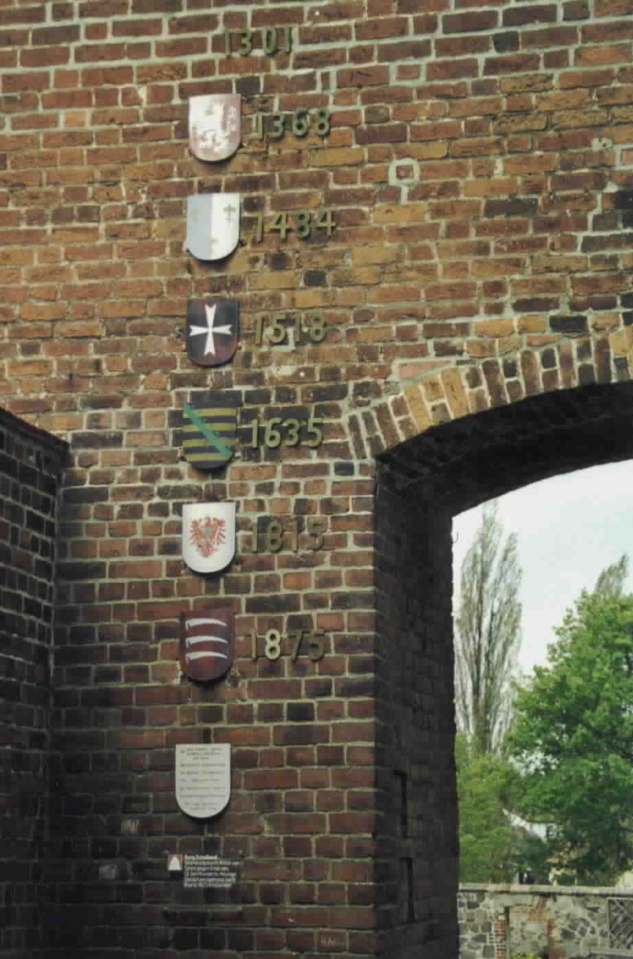 Torhaus mit Wappen