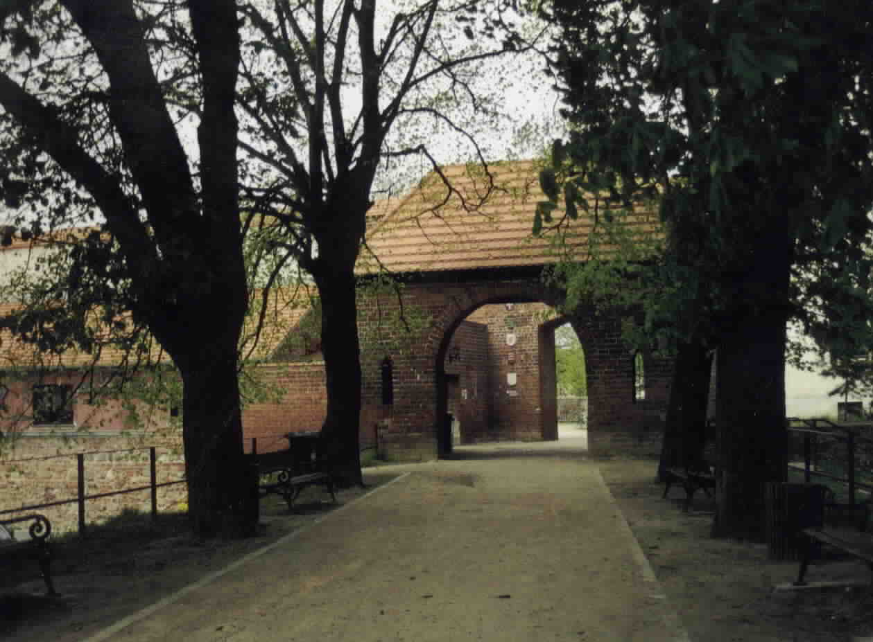 Torhaus und Auffahrt