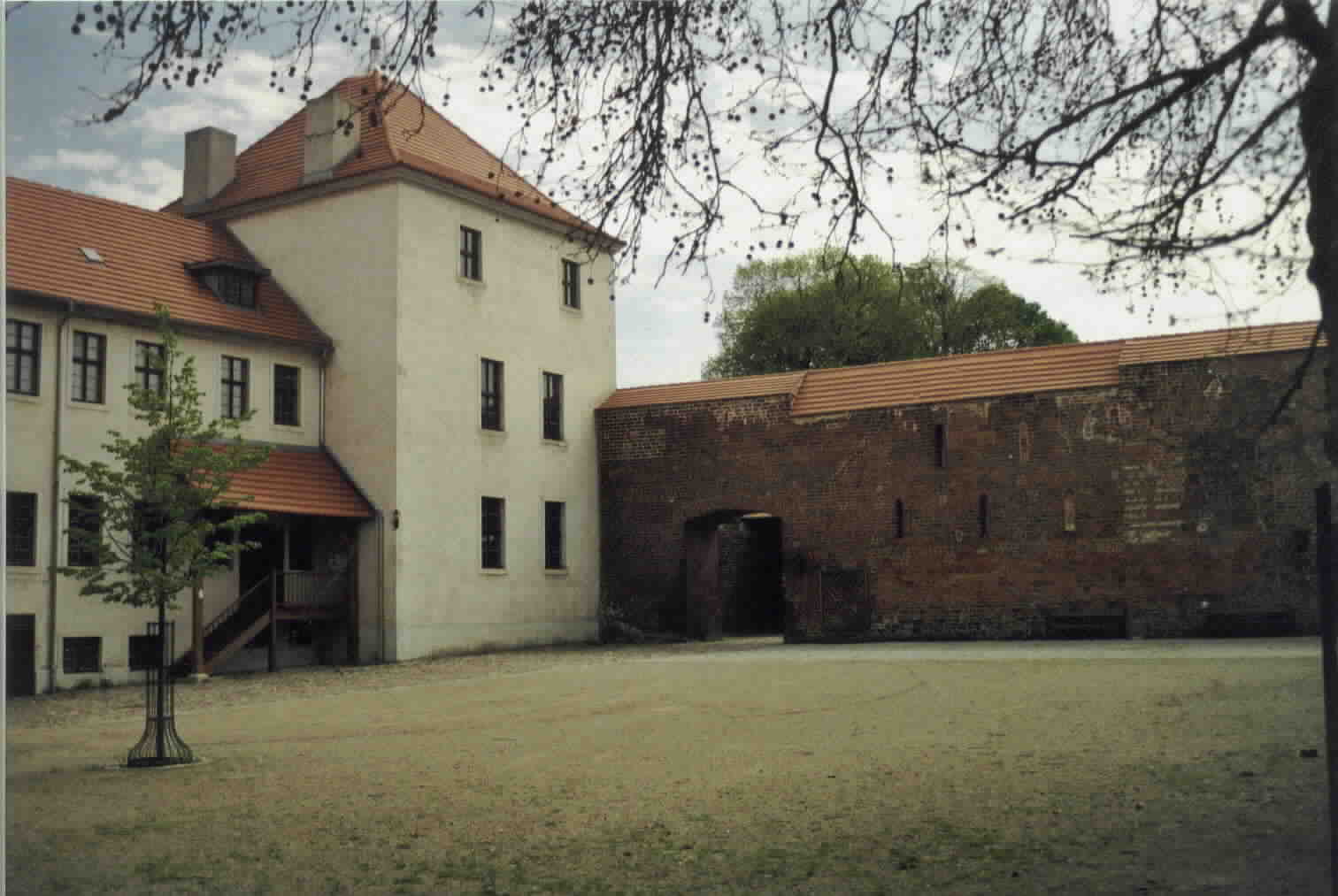 Wohnturm mit anschließendem Pallas